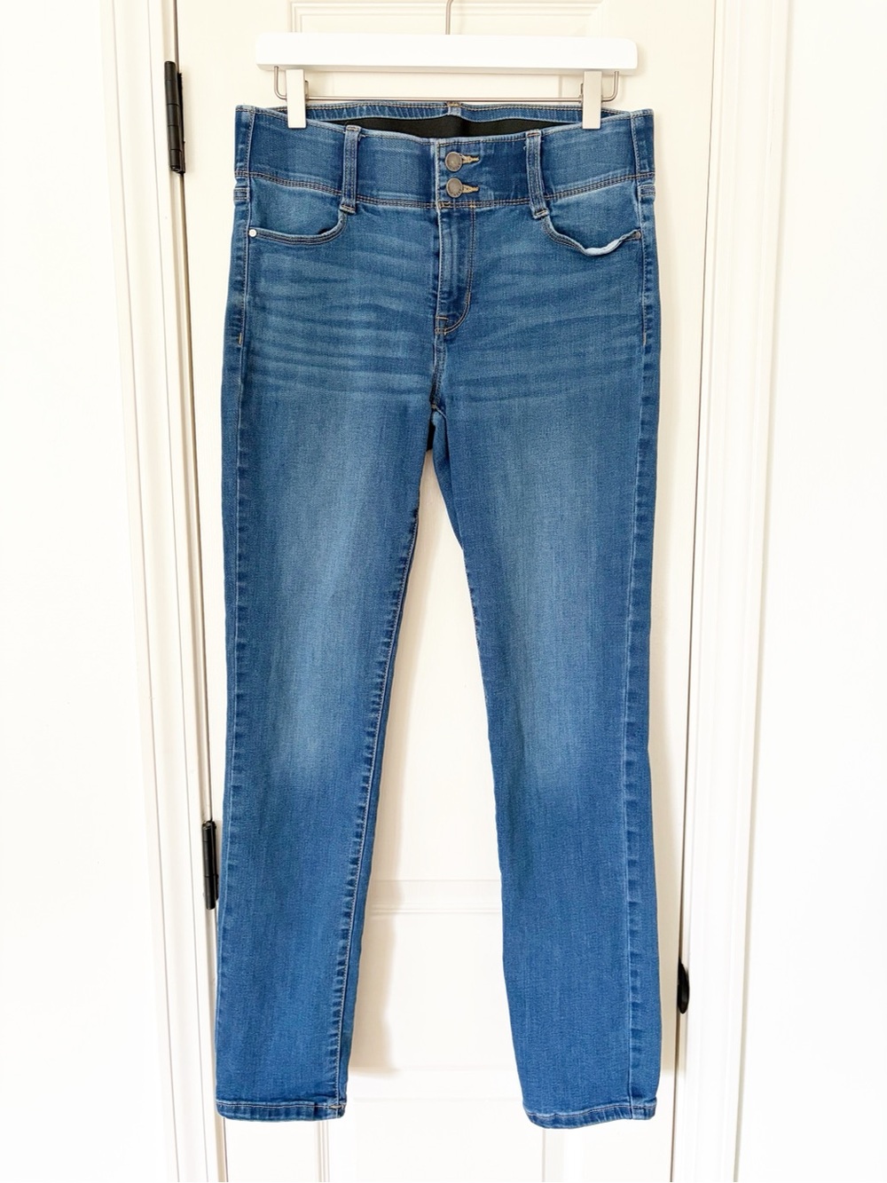Nine West • 8 • Slim Straight medium blue wash high waisted jeans